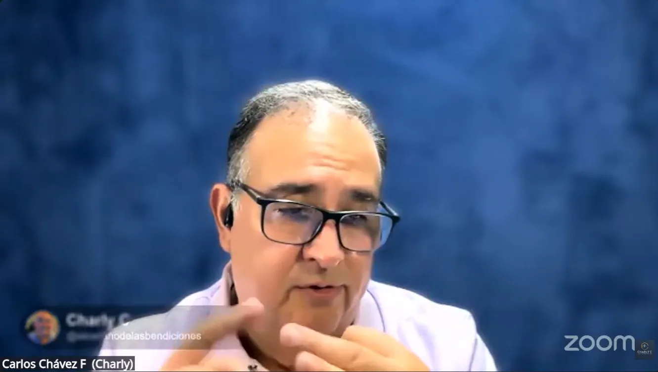 Charly Chávez compartiendo un programa en línea