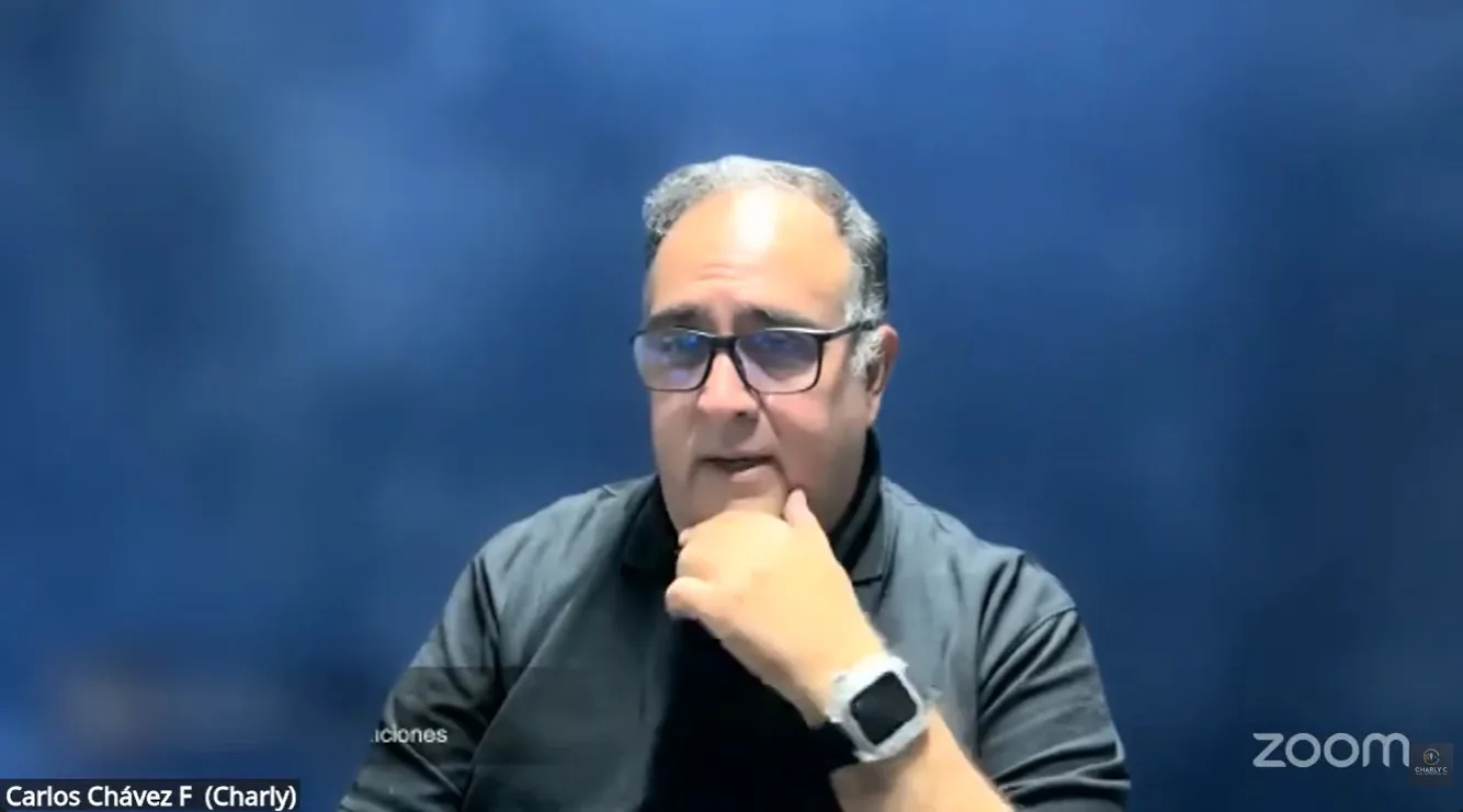 Charly Chávez durante un encuentro en línea con su comunidad